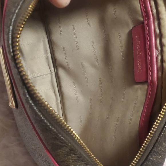 Like new! Michael Kors crossbody purse - Picture 2 of 6